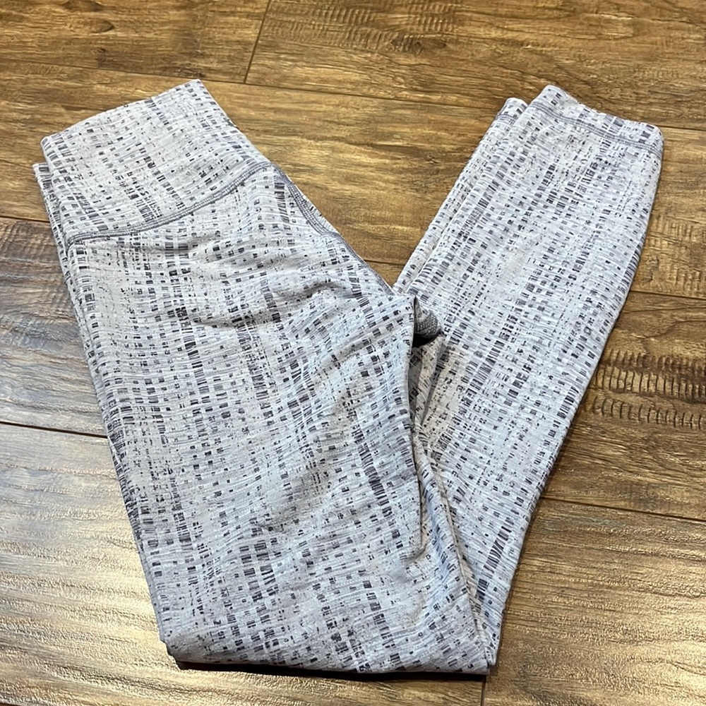 Lululemon 7/8 length grey patterned leggings